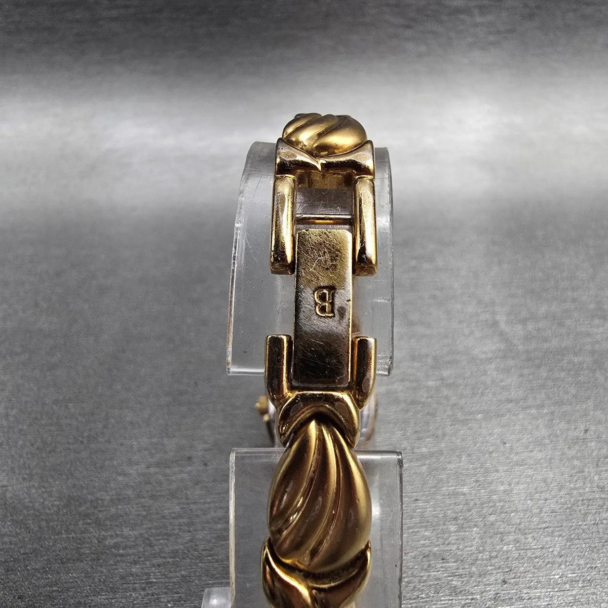 Bulova Watch Women 17mm MOP Dial Gold Tone Oval 97T67 New Battery VTG8