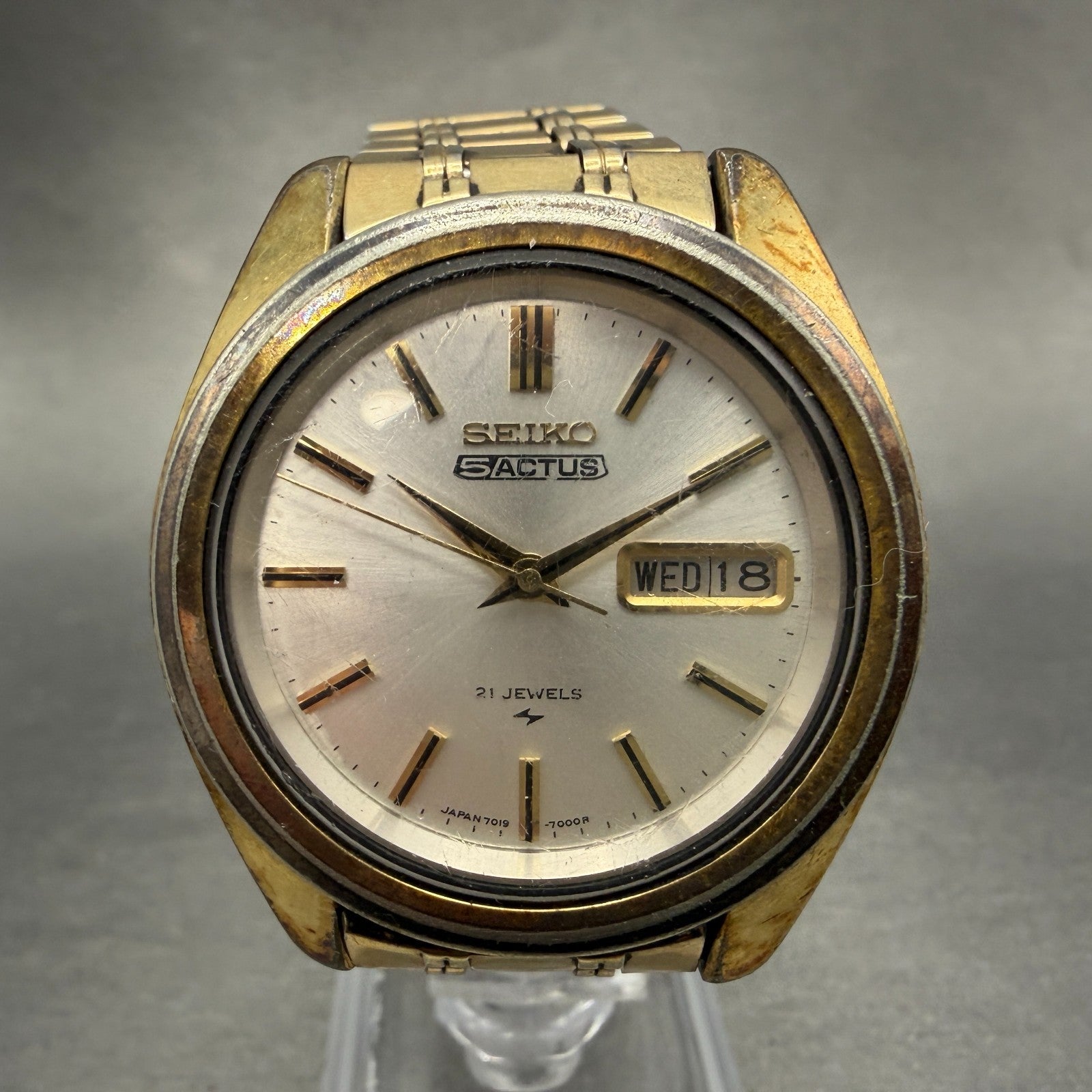 Seiko 5 Actus Watch Men 37mm Silver Dial Gold Tone Daydate 7019-7040 PARTS VTG0