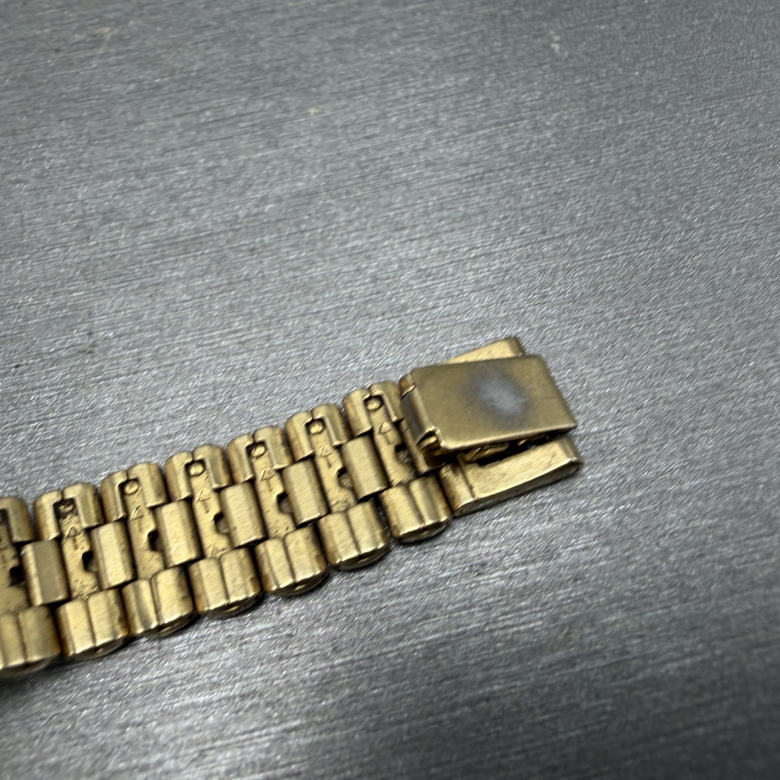 Seiko Half Moon Watch Women 20mm White Dial Gold Tone 1N00-5E09 PARTS9