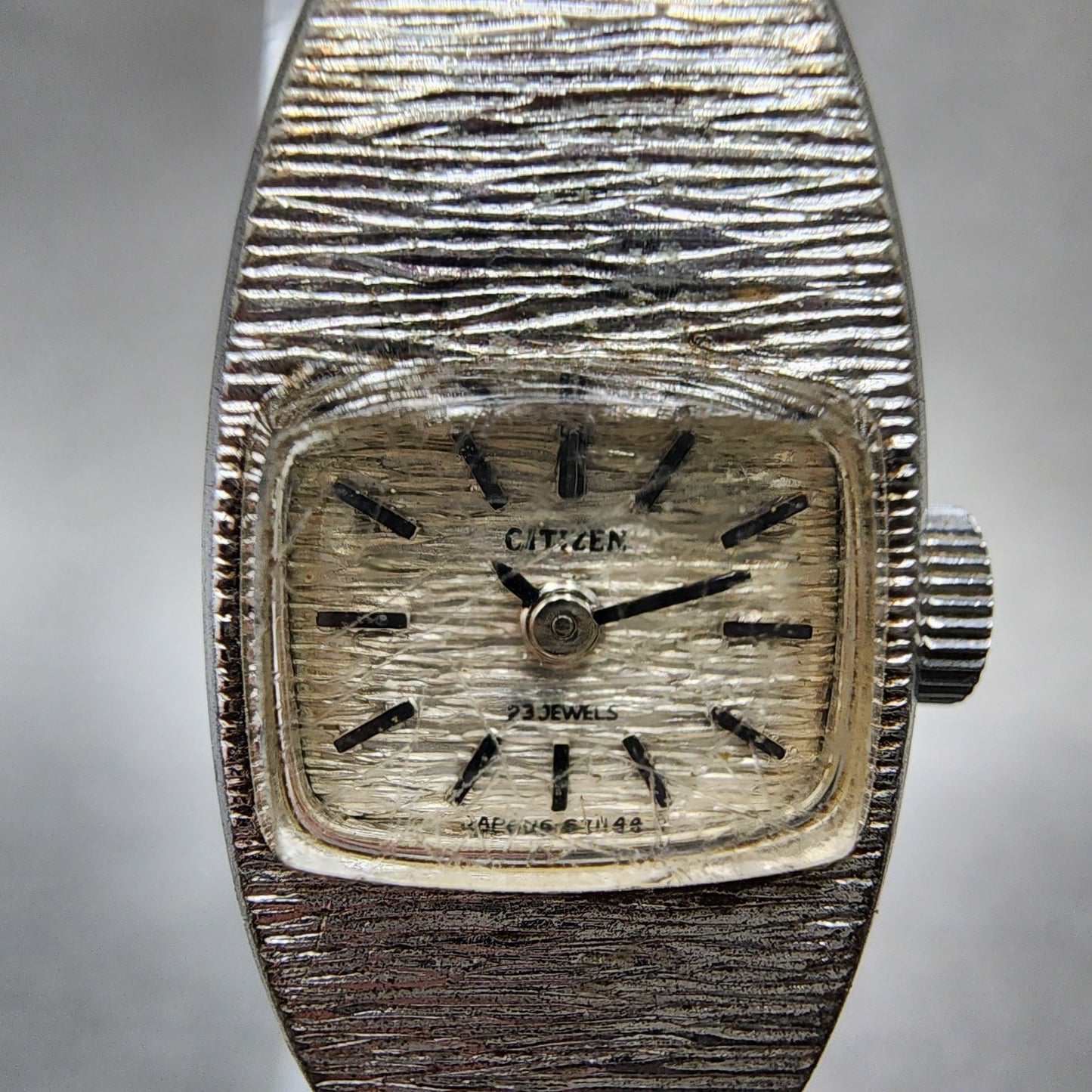 Citizen Watch Women 15mm White Dial White Gold Plated Manual Wind Runs VTG1