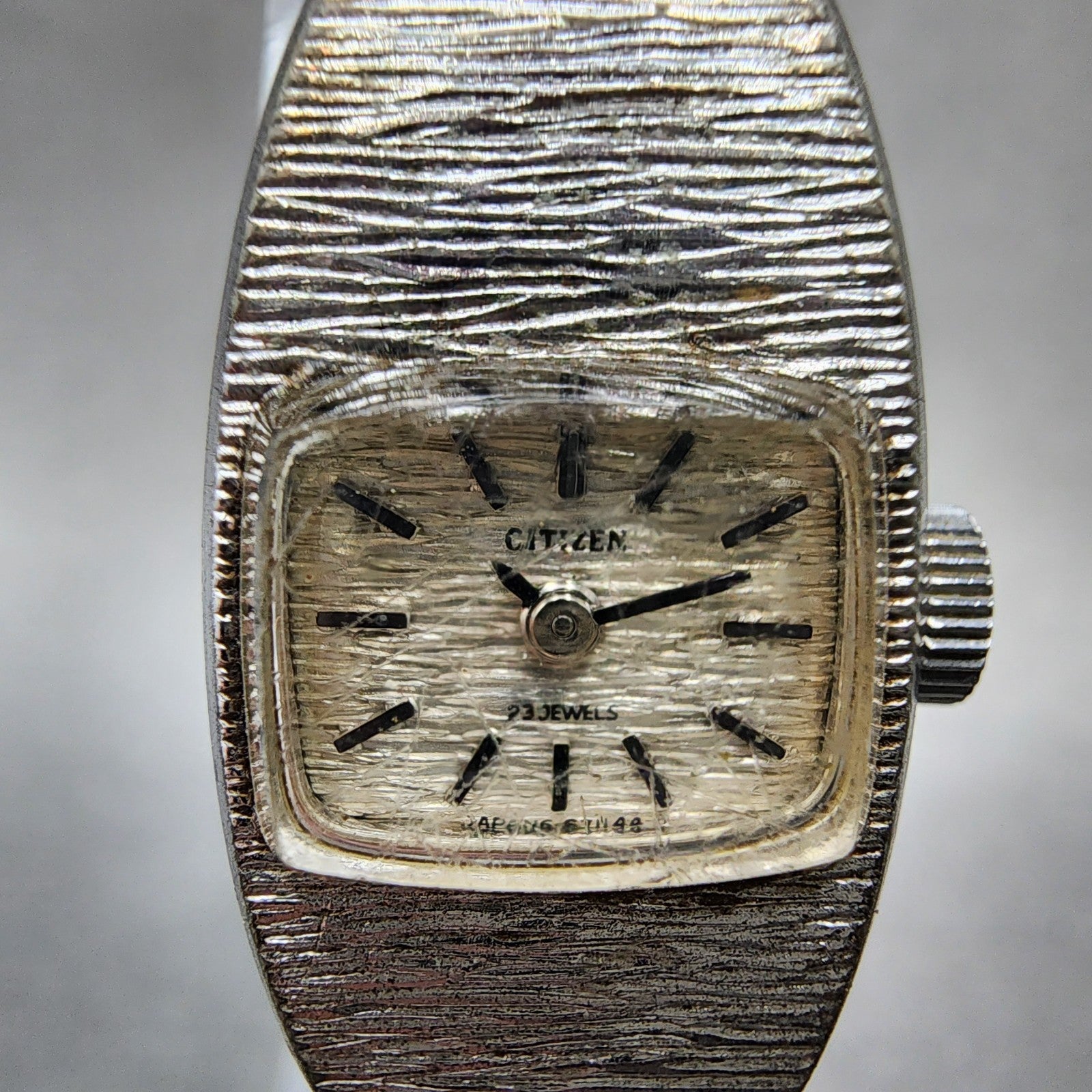 Citizen Watch Women 15mm White Dial White Gold Plated Manual Wind Runs VTG1