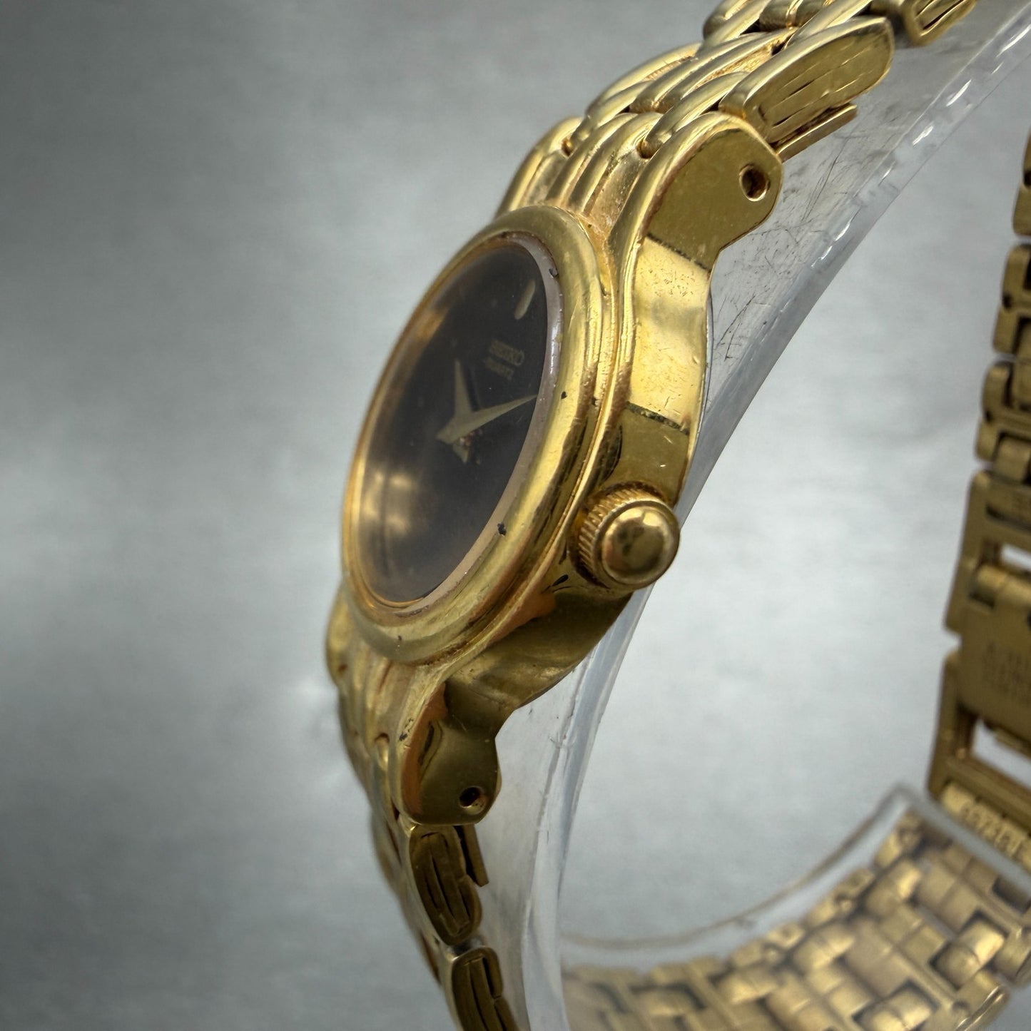 Seiko Watch Women 19mm Black Dial gold Tone Round V400-0538 New Battery Vintage2
