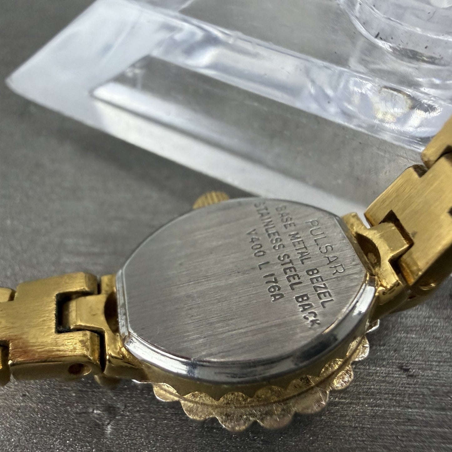 Seiko Pulsar Watch Women 17mm Silver Dial Gold Tone V400L167A New Battery9