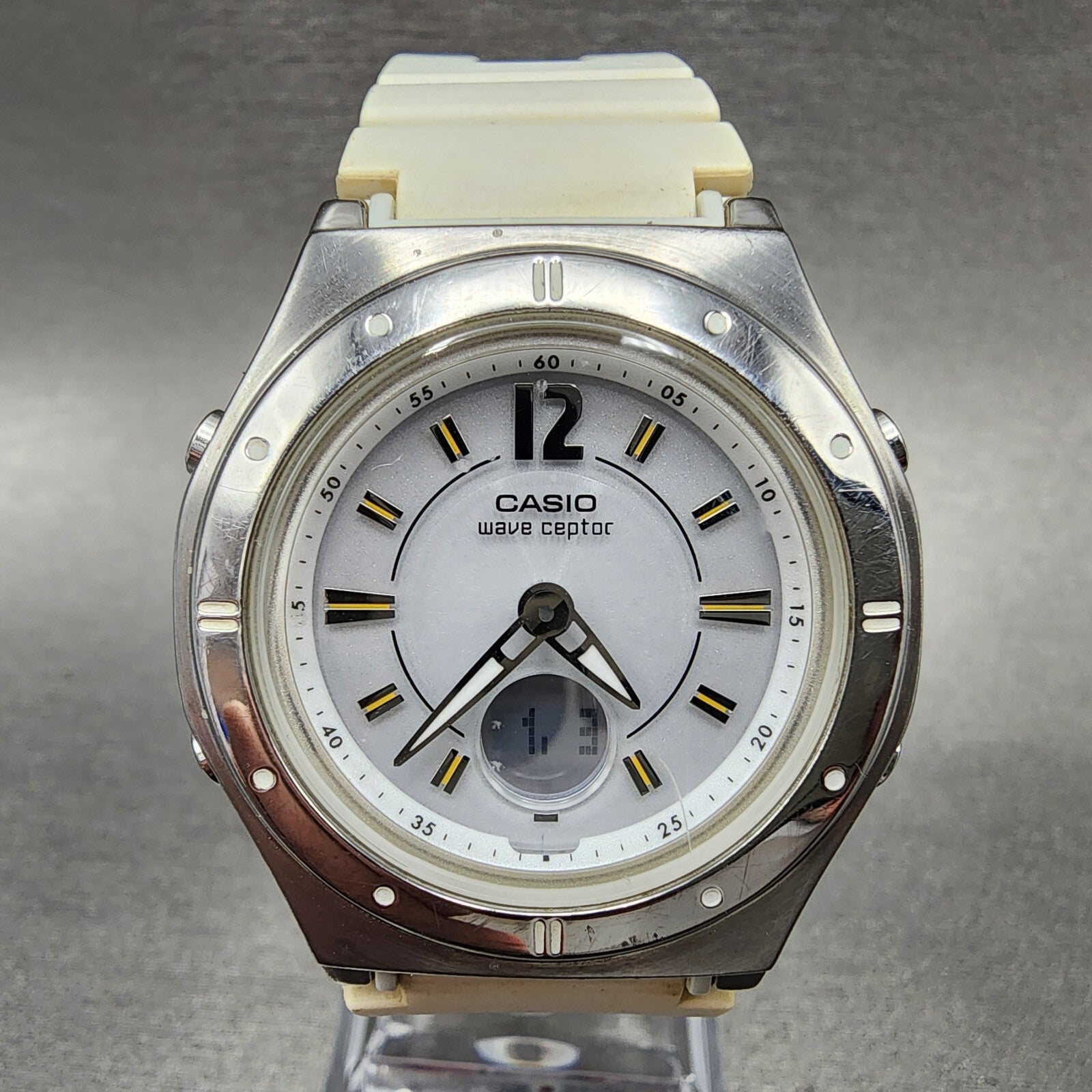 Casio Wave Ceptor Watch Women 35mm White Dial Silver Tone Analog Digital Works0