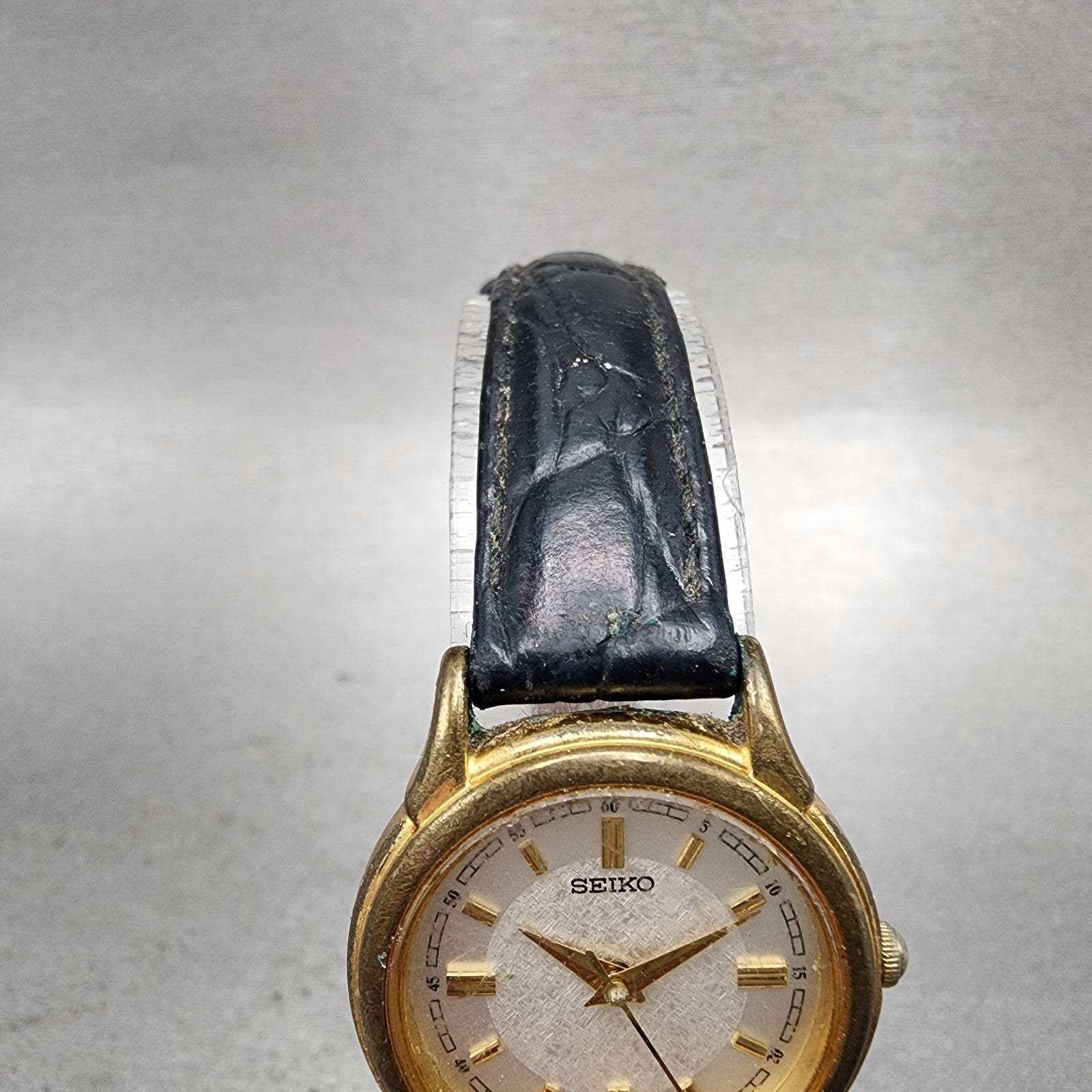 Seiko Watch Women 25mm White Dial Gold Tone Round V7011930 New Battery5