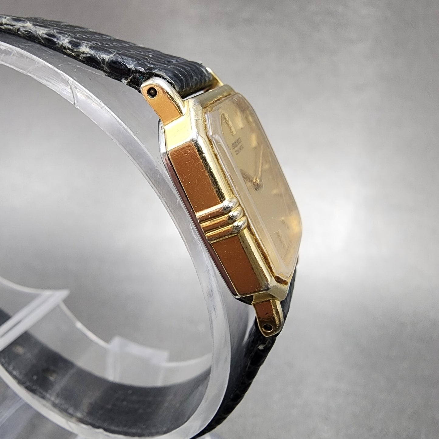 Seiko watch Women Gold Tone Gold Dial 19mm 2c205810 New Battery3