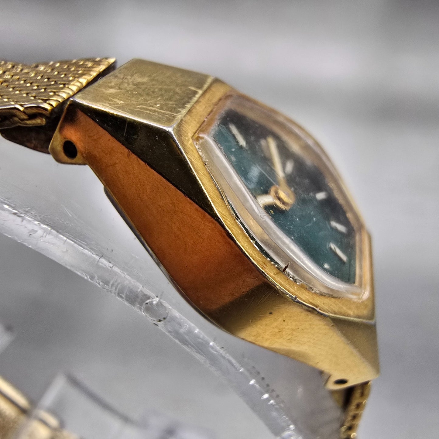 Bulova Watch Women 17mm Green Dial Gold Tone Oval Manual Wind Runs Vintage3