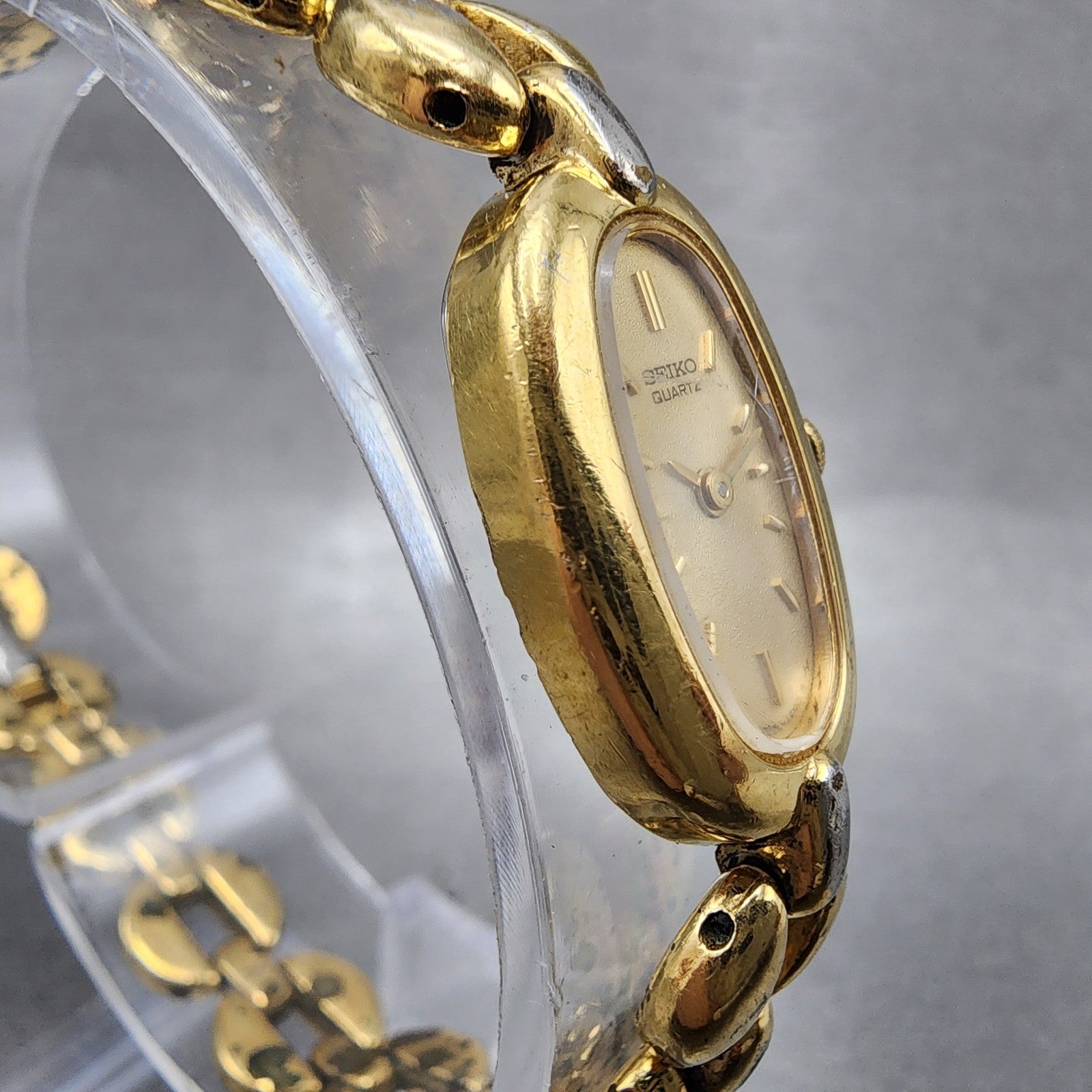 Seiko Watch Women 13mm Champagne Dial Gold Tone Oval 2e206160 New Battery4