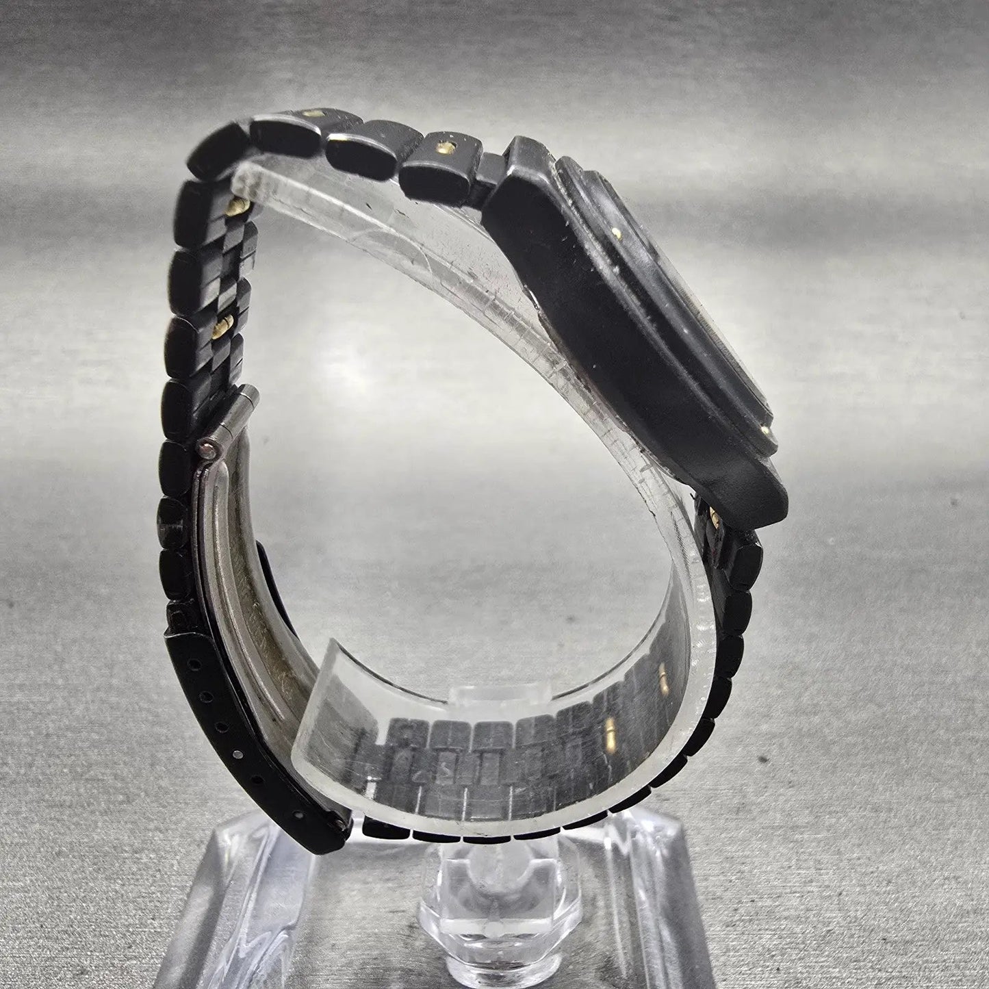 Seiko SQ Sports 100 Watch Women 26mm Black Dial Black & Gold Tone Daydate NewBat8