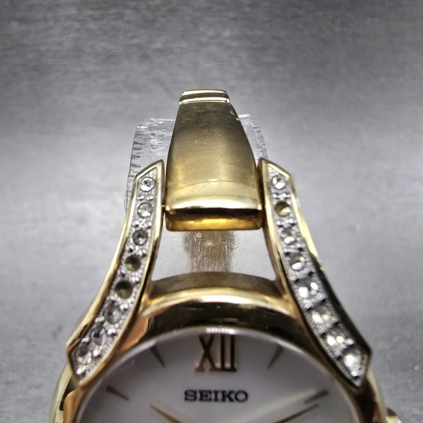Seiko Solar Watch Women 28mm MOP Dial Gold Tone Round V115-0AZ0 Runs Crystals4