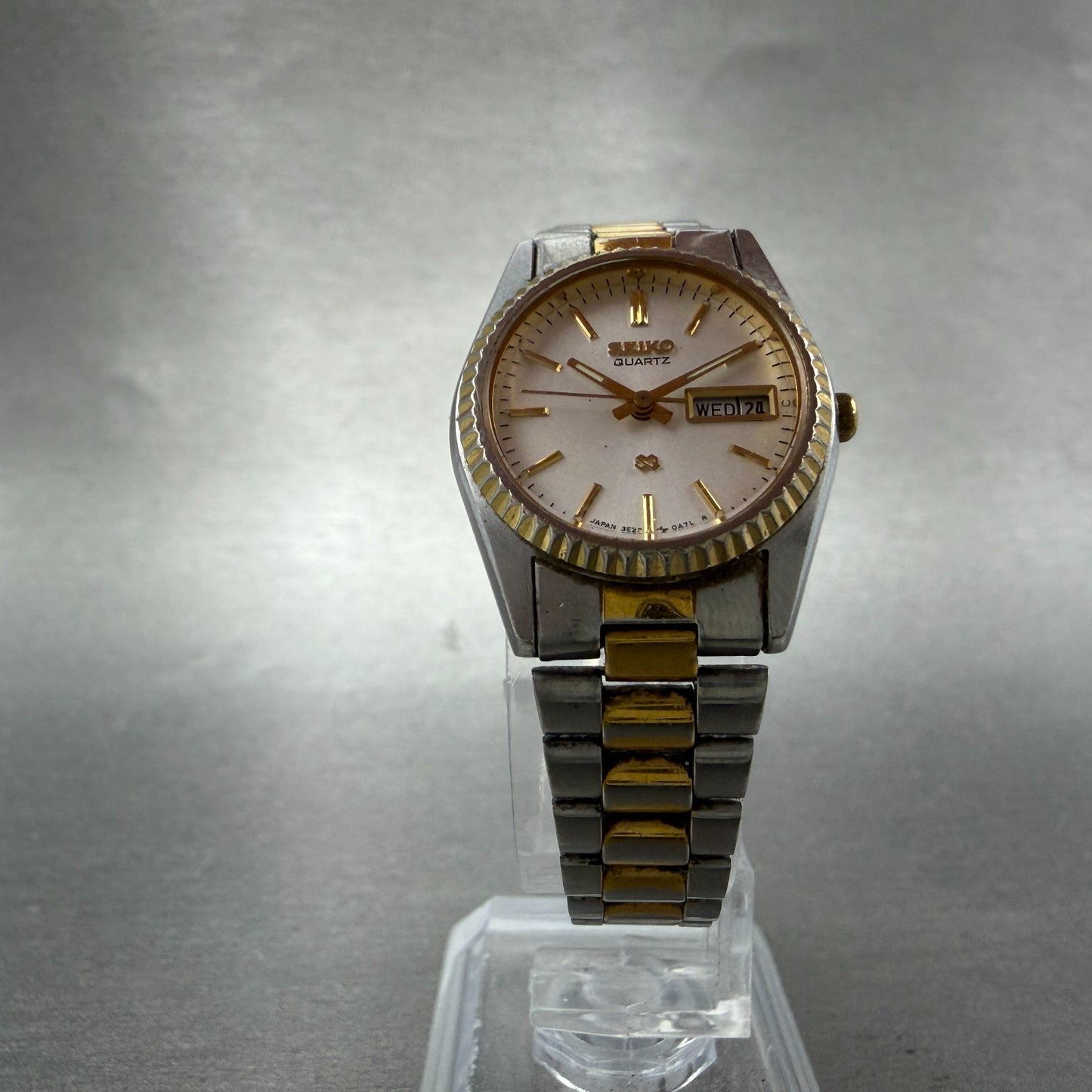 Seiko Watch Women 24mm White Dial Two Tone Daydate Round 3E23-0A69 New Batt HN75
