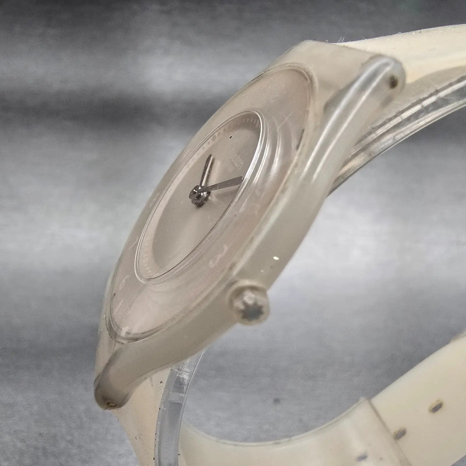 Swatch Skin IVORY SOFTNESS Watch Women Ivory Dial Ivory Tone SFF119 New Battery2