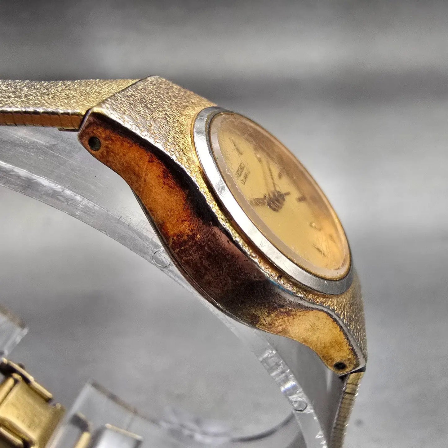 Seiko Watch Women 20mm Gold Dial Gold Tone Round 8Y21-0029 New Battery Vintage3