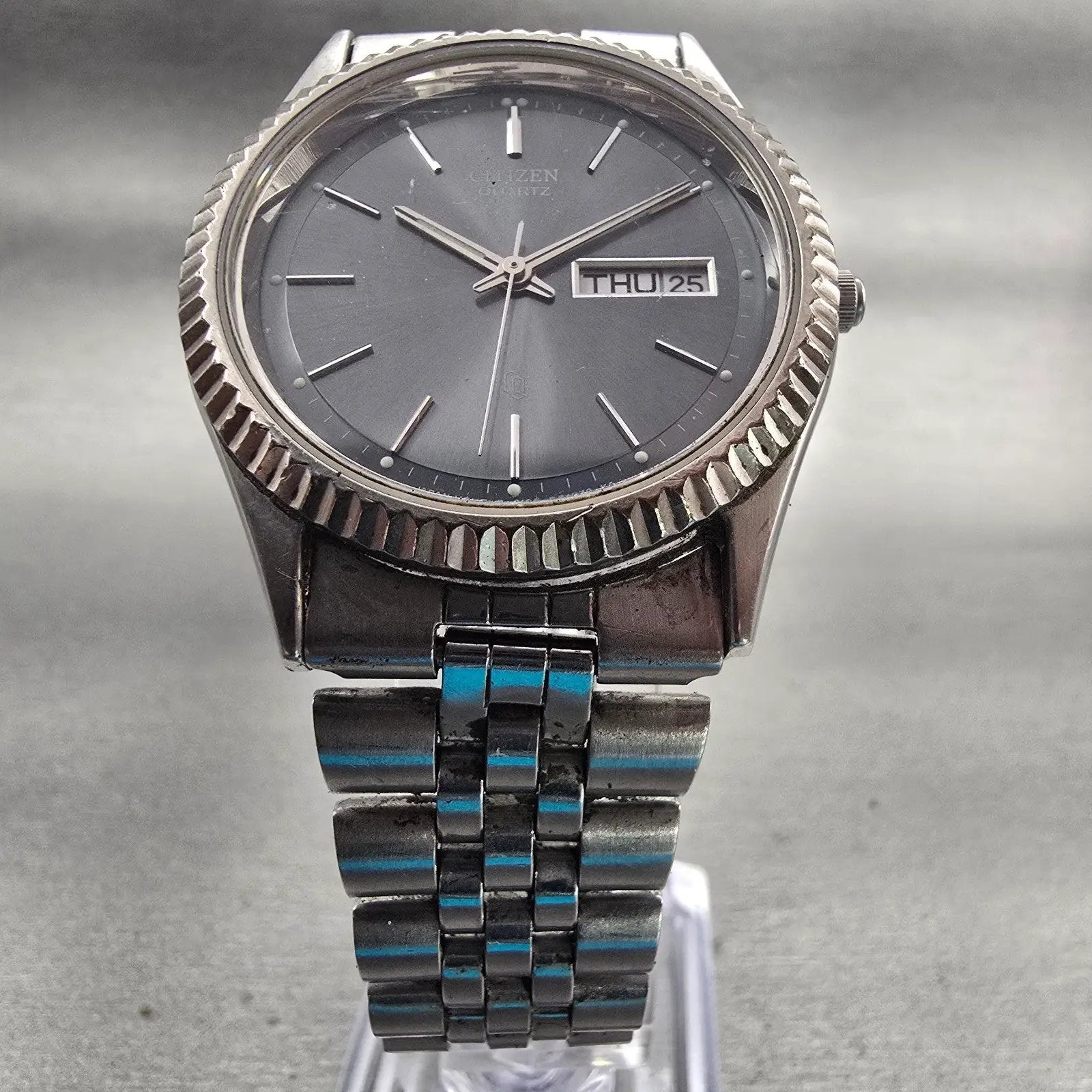 Citizen CQ Watch Men 35mm Gray Dial Silver Tone Daydate 6100-R01037 New Battery5