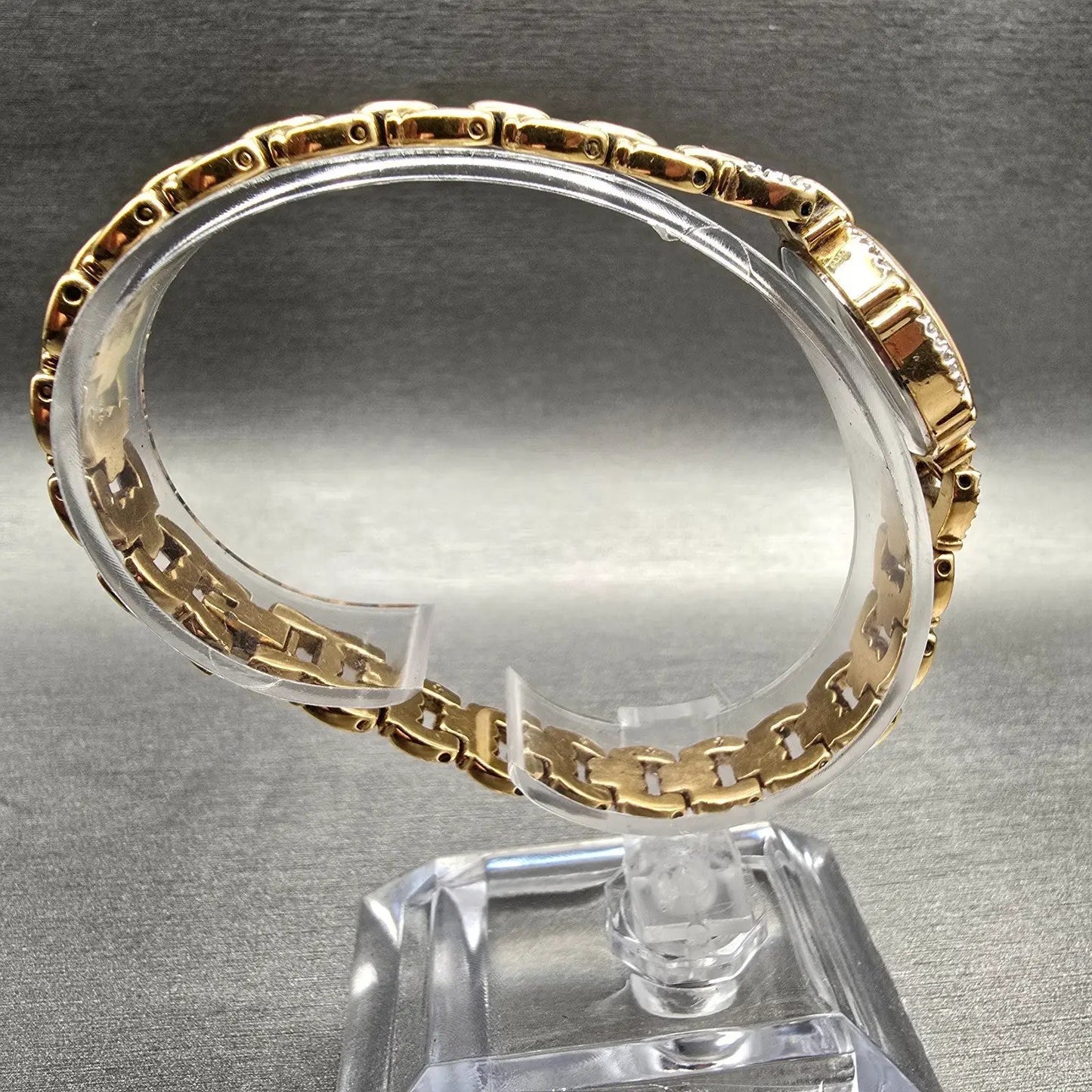 Bulova Watch Women 21mm White Dial Gold Tone Gemmed Round 98R06 New Battery8