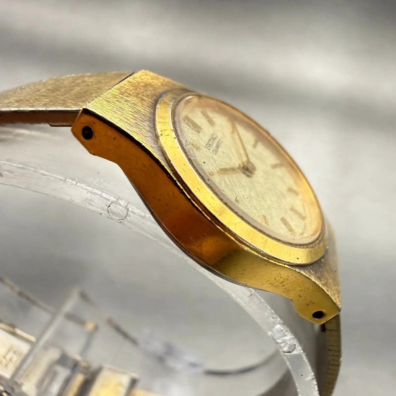 Seiko Watch Women 19mm Champagne Dial Gold Tone Round 2Y00-0019 New Battery VTG3