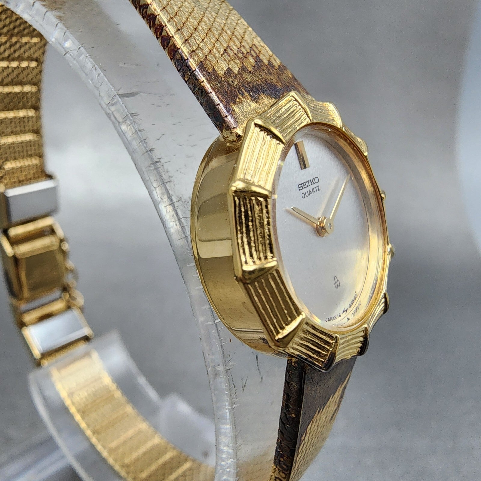 Seiko Watch Women 20mm White Dial Gold Tone Round 167120 New Battery3