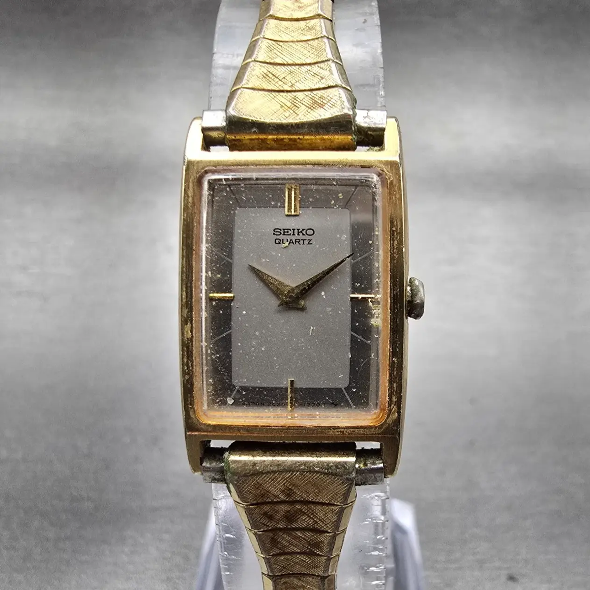 Seiko Tank Watch Women 17mm Silver Dial Gold Tone Rectangle 2C20-5830 New Batter0