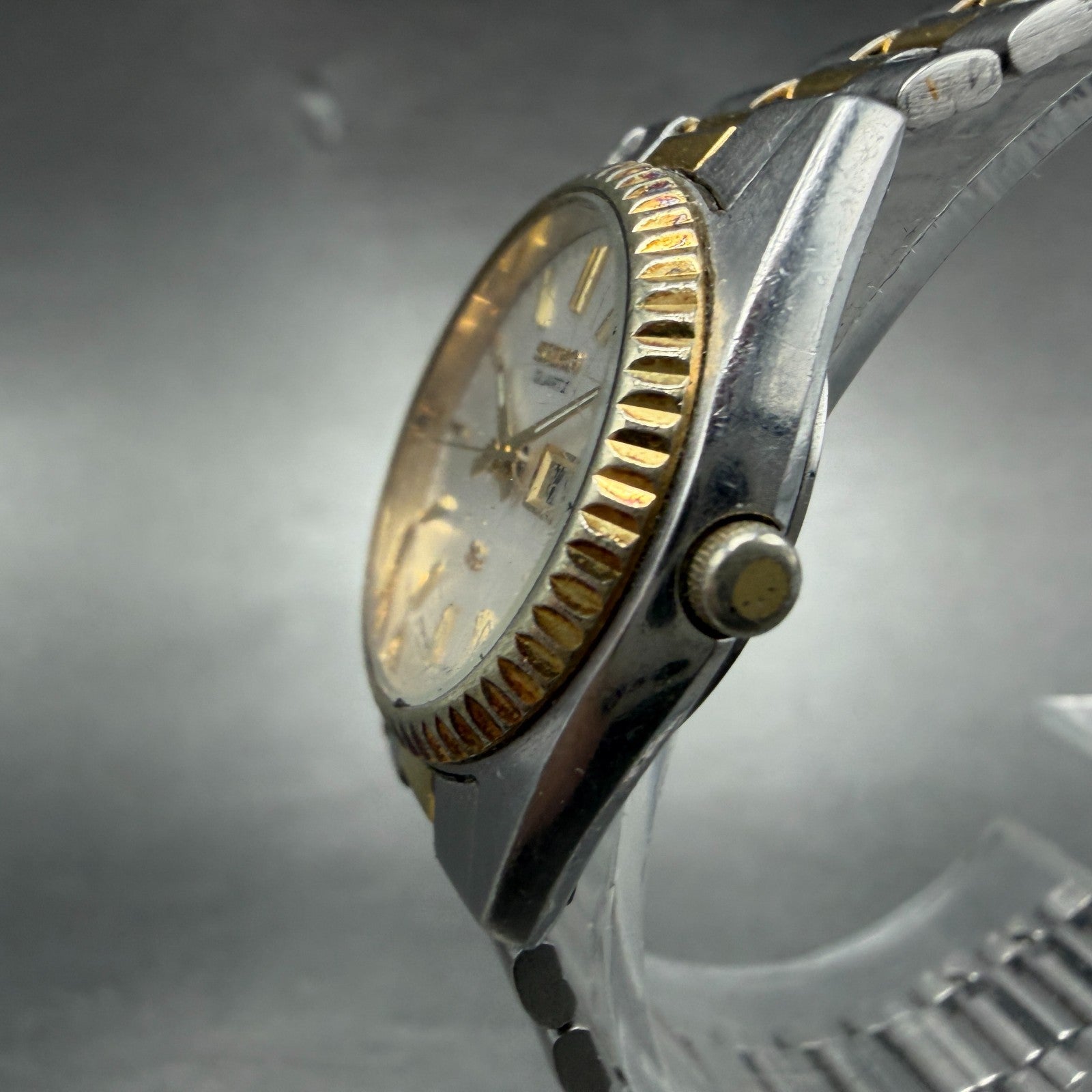 Seiko SQ Watch Women 25mm Silver Dial Two Tone Daydate Round 2A23-0039 NewBat 562
