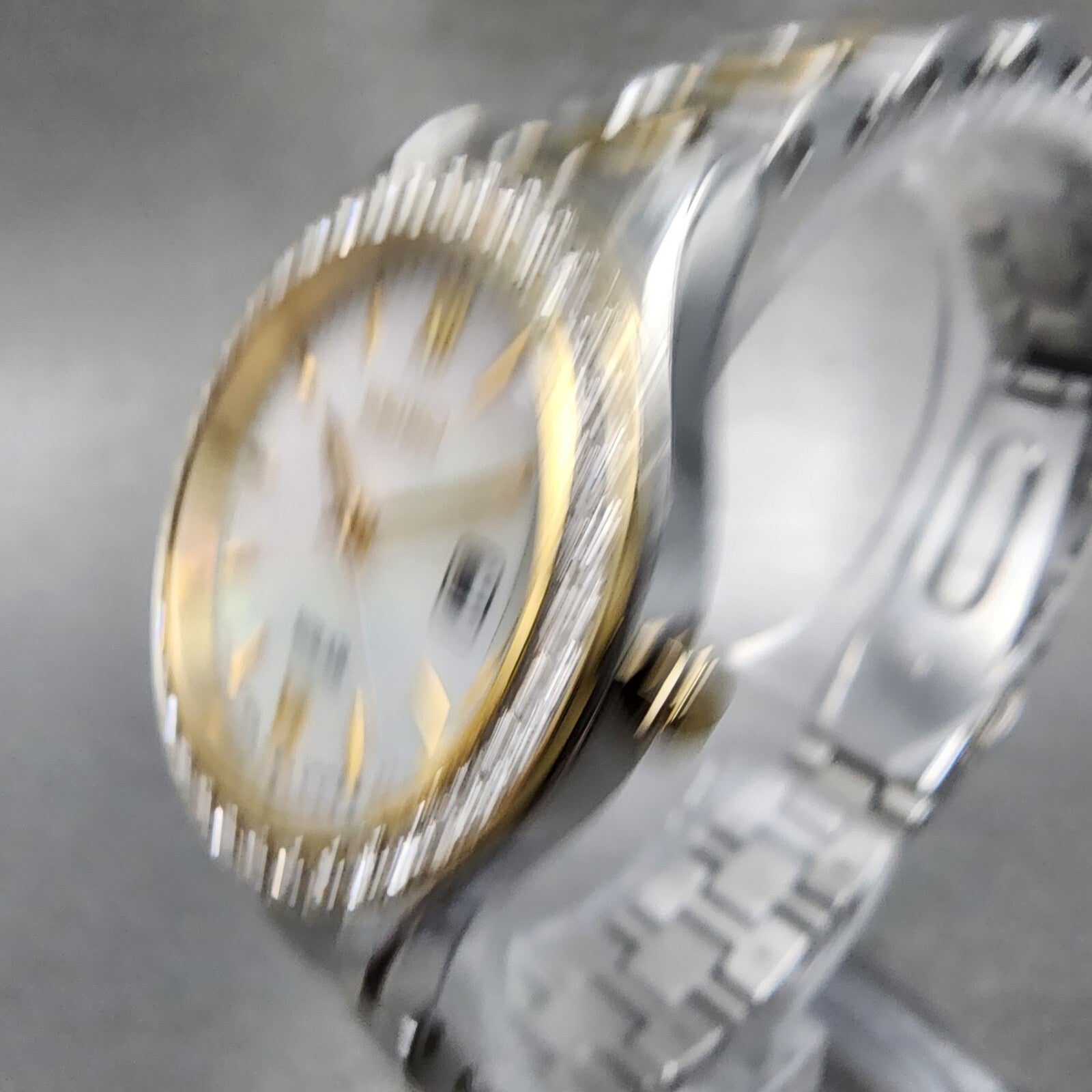 Seiko Solar Watch Women 28mm MOP Dial Two Tone Date Round V1370aa0 Runs2