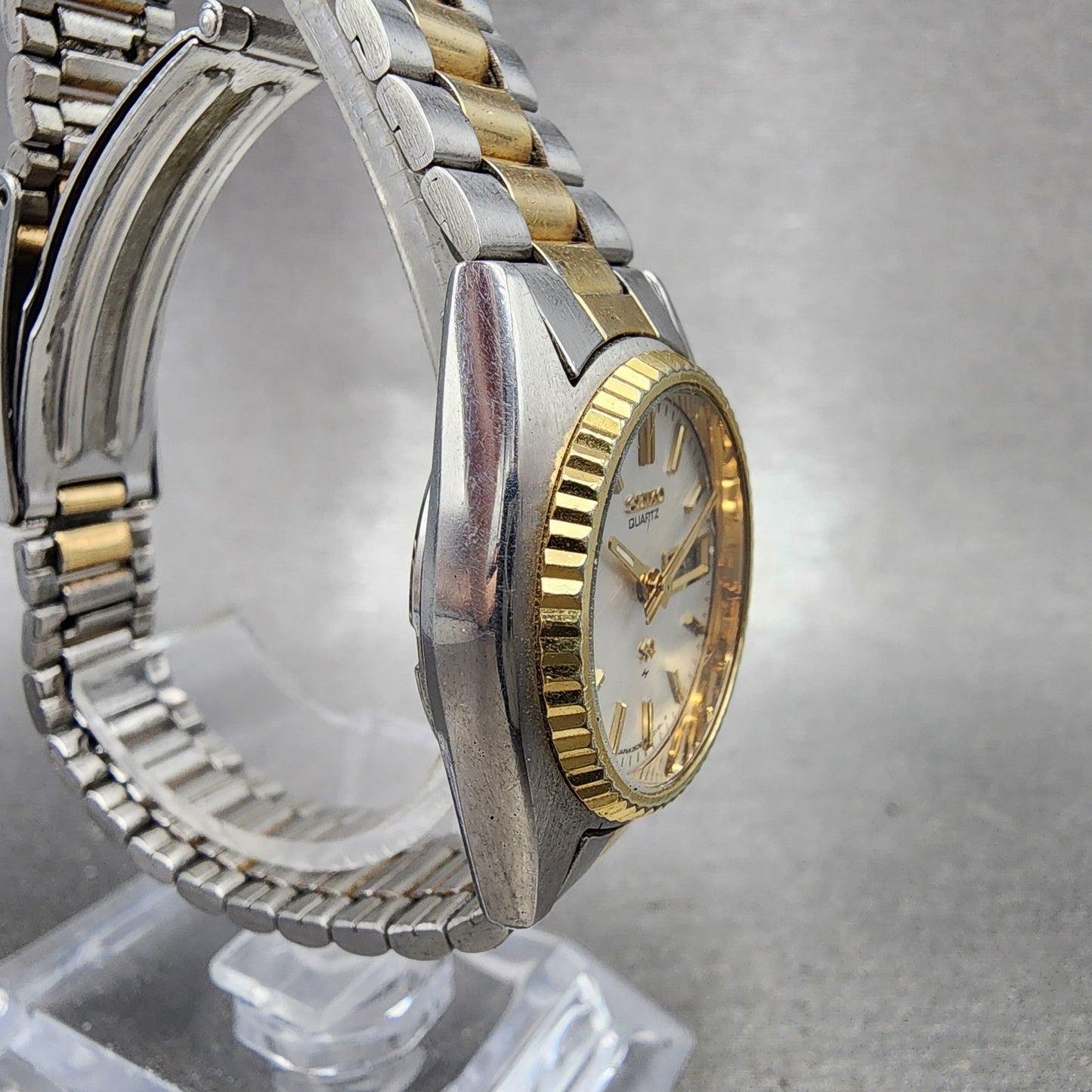 Seiko SQ Watch Women 25mm White Dial Two Tone Round 26260159 New Battery VTG3