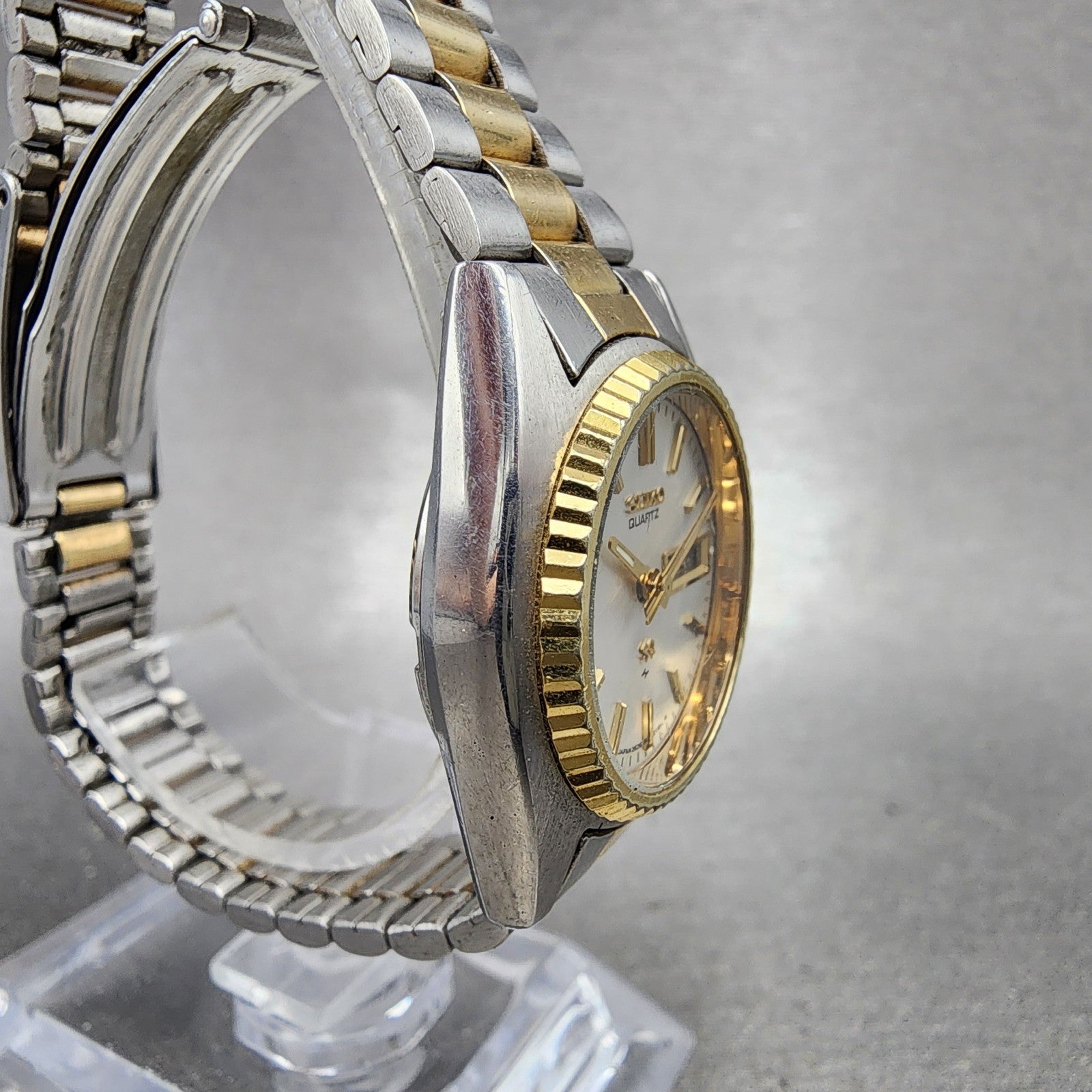 Seiko SQ Watch Women 25mm White Dial Two Tone Round 26260159 New Battery VTG3