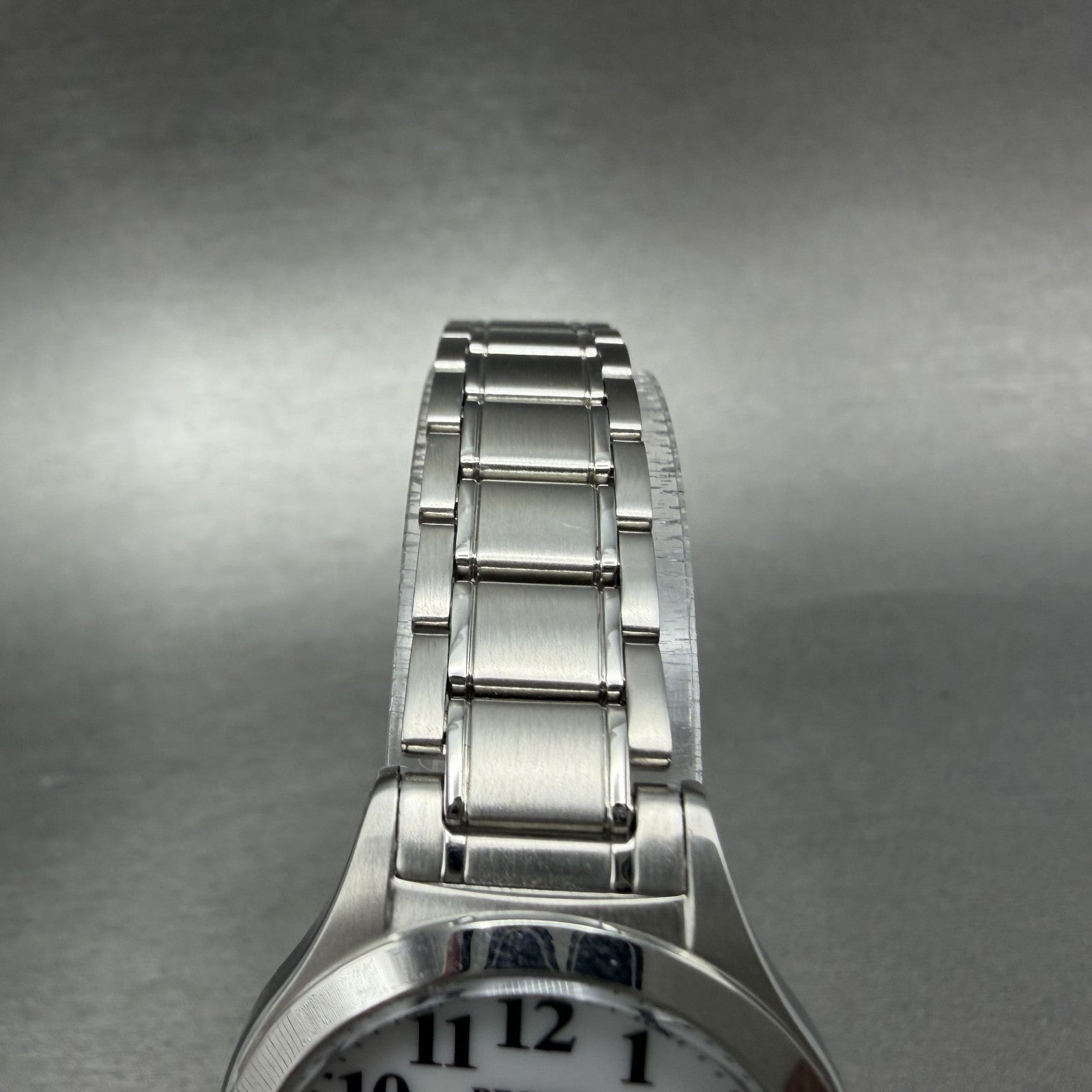 Citizen Reguno Watch Women 28mm White Dial Silver Tone Date Round Runs Solar4