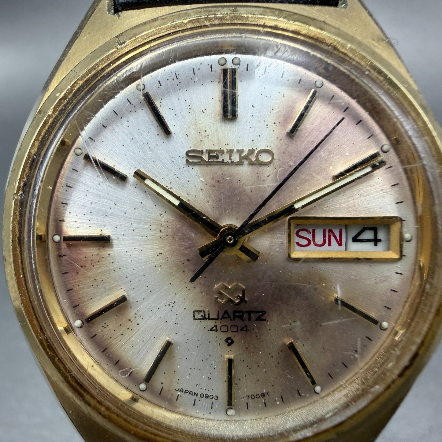 Seiko SQ 4004 Watch Men 37mm White Dial Gold Tone Daydate 0903-7009 New Battery21